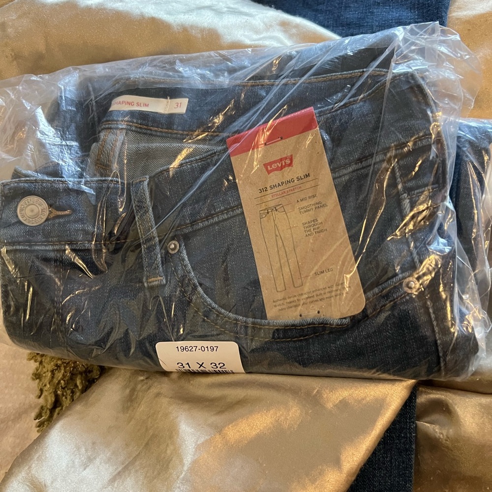 Levi’s 312 Shaping Slim Jeans – Women’s 31x32 – New with Tags